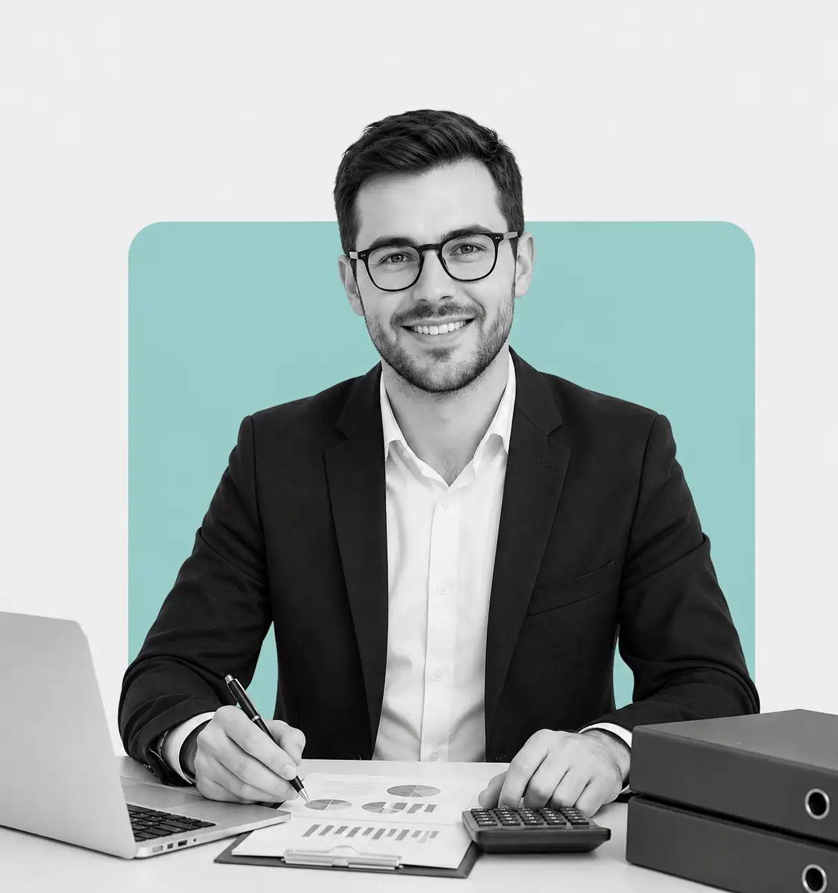 Asesor de GR Nova Consulting revisando reportes financieros