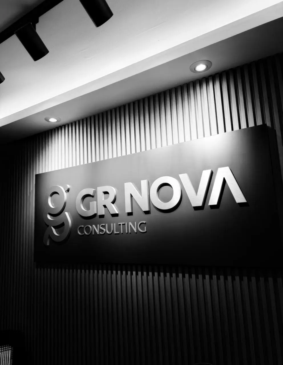 Letrero corporativo de GR Nova Consulting en sus oficinas